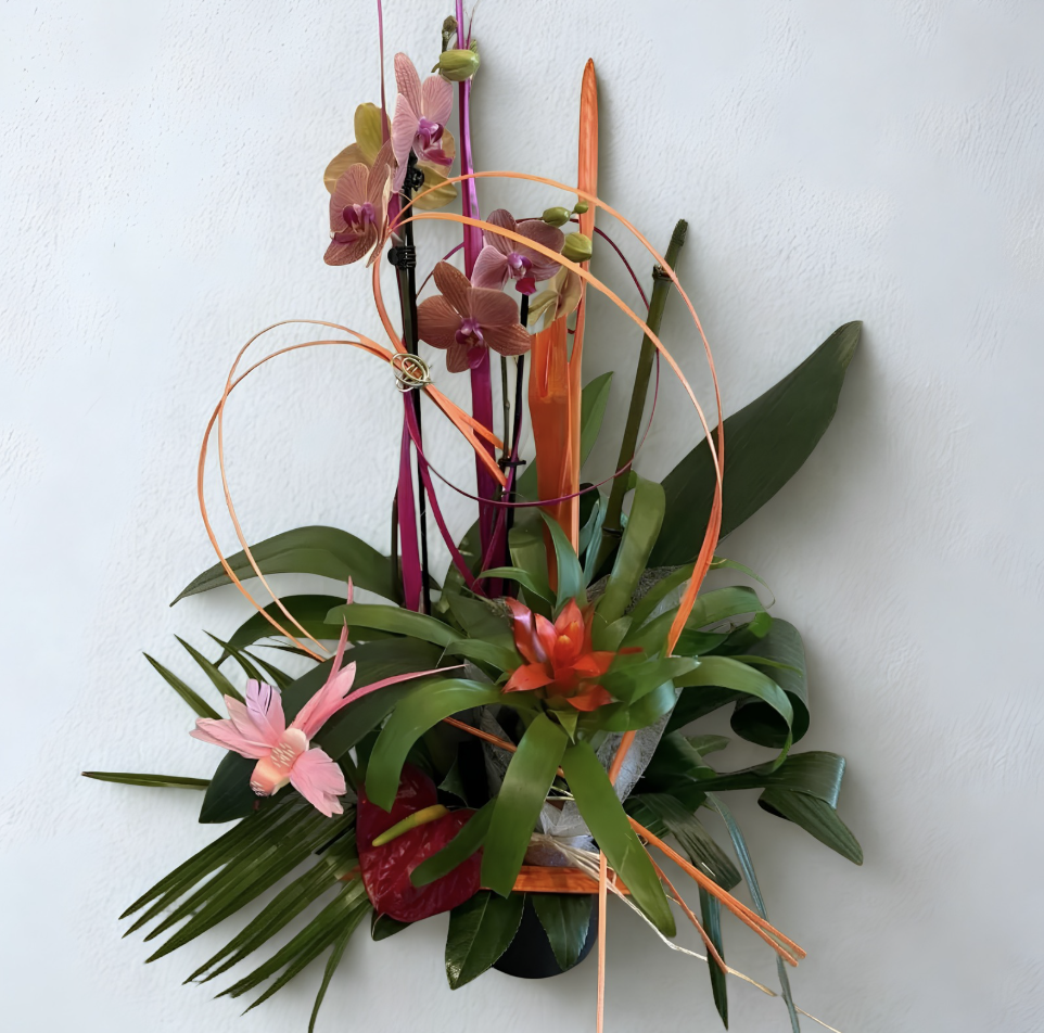 Composition florale graphique avec orchidées roses, feuillage et lignes orangées
