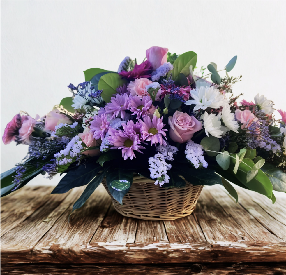 Panier floral rose et violet avec roses, marguerites et feuillages
