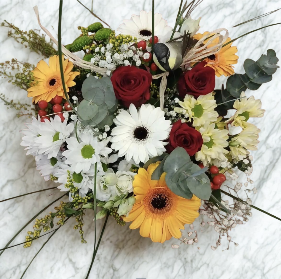 Bouquet coloré avec roses rouges et gerberas jaunes et blancs