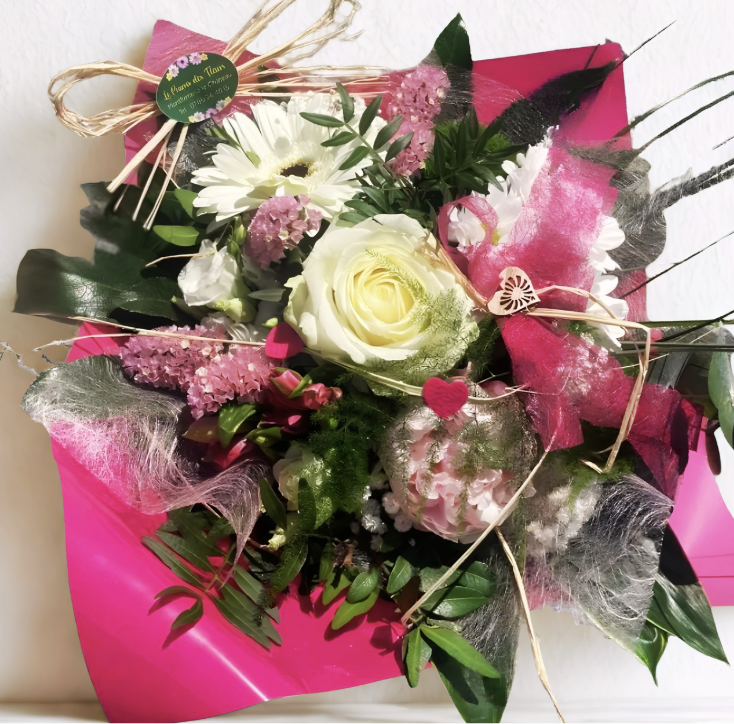 Bouquet rose vif avec rose blanche, gerberas blancs et fleurs roses