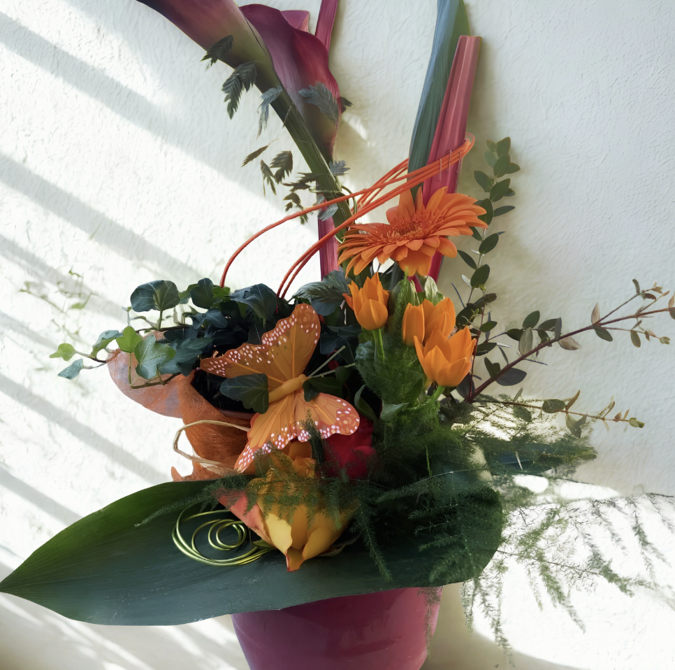 Composition florale orange avec calla, tulipes et gerbera
