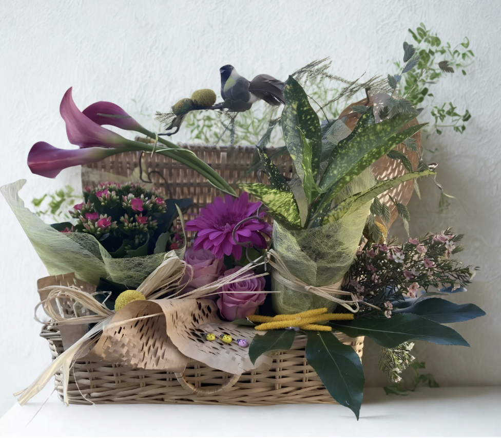 Panier végétal avec plantes fleuries, callas violets et feuillages