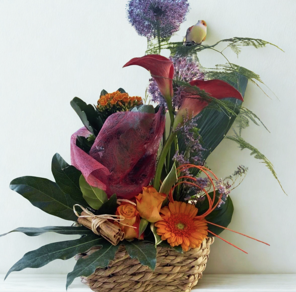 Panier floral orange et rouge avec callas, roses et gerbera