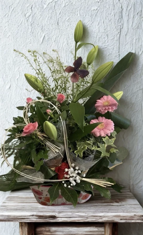Composition florale rose avec lys, gerberas et feuillages