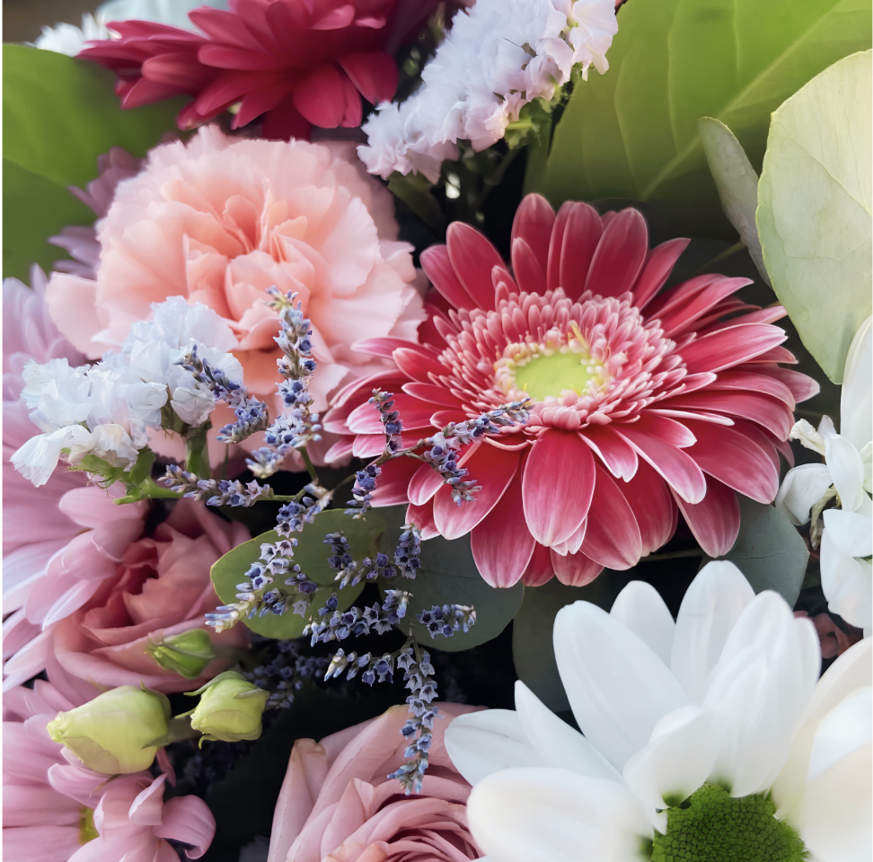Bouquet personnalisé avec gerberas roses, oeillets, fleurs blanches et feuillages