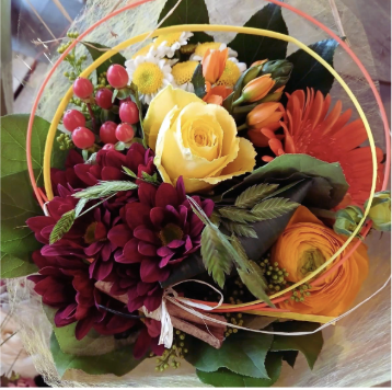 Bouquet coloré avec rose jaune et fleurs orange