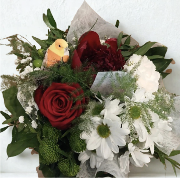 Bouquet rouge et blanc avec roses et marguerites